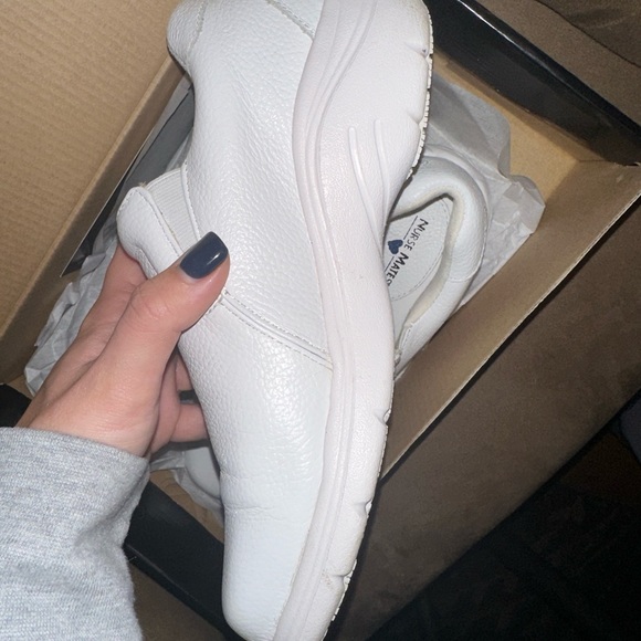 Nurse Mates Dove nursing shoes - Picture 10 of 11